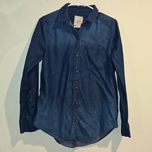 SO Tops - SO blue light denim button down top. Size small.